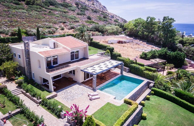 Luxury accommodation near Sounio with panoramic sea views and private parking.