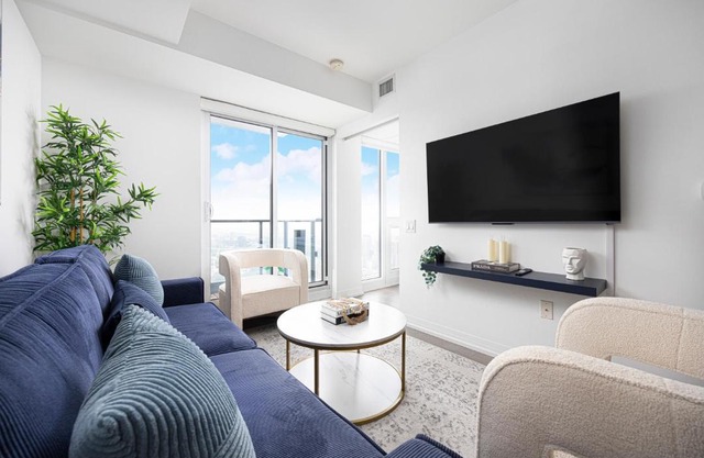 Luxury and Spacious Suite Steps To Eaton Center