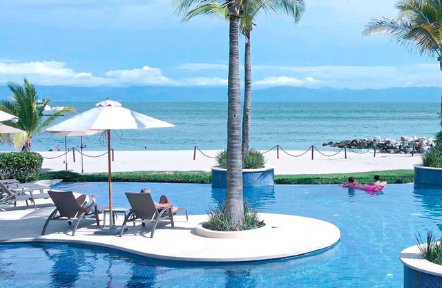 Luxury Apartment with Beach and Jungle Club Included