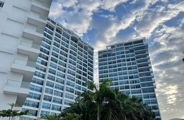 Luxury apartment oceanview wifi security parking 3B/3B
