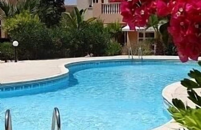 Luxury apartment, UK TV and free WIFI. Near beach and restaurants, pool view