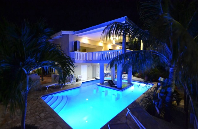 Luxury apartment with swimming pool near the beach