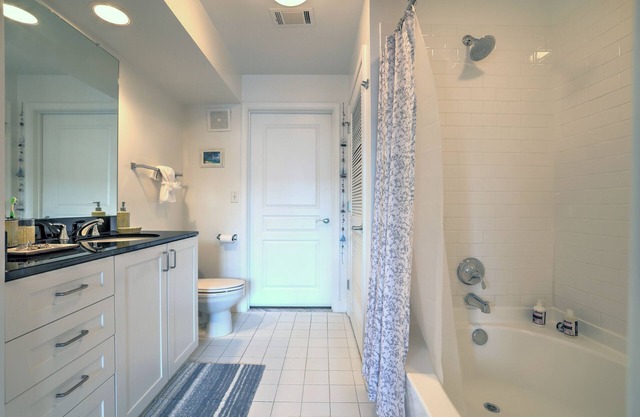Luxury Apartment with In-unit Washer/Dryer, Balcony, Gym, & Clubhouse.