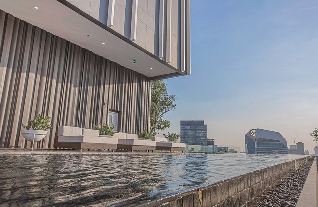Luxury Apt. Free Pickup Siam/Central Embassy 无边泳池