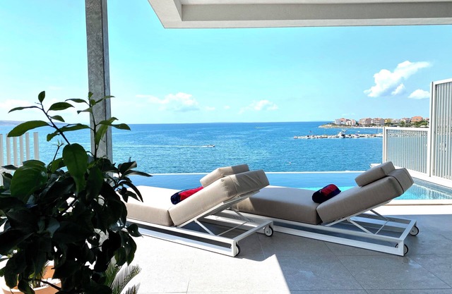 Luxury beachfront apartment "Sand"; PRIVATER: Infinity pool, sauna & mini-gym
