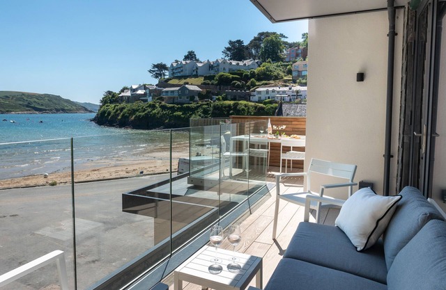 Luxury beachfront property sleeps 6 - parking