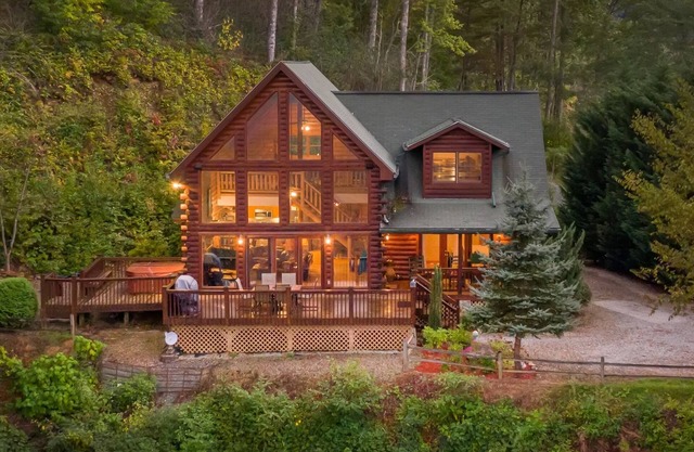 LUXURY CABIN, SPECTACULAR VIEW, HOT TUB, FIREPIT, PRIVACY, FIREPLACE, JACUZZI n