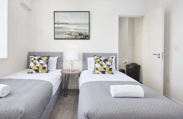 Luxury Central 2 Bed Apartment - Gym Included