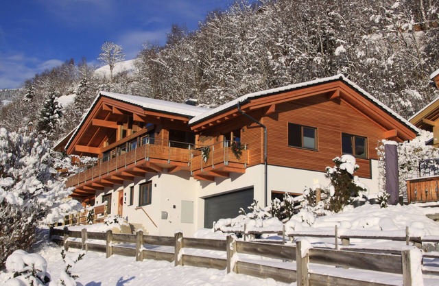 Luxury chalet (sleeps 12) in Bramberg on sunny location with great views