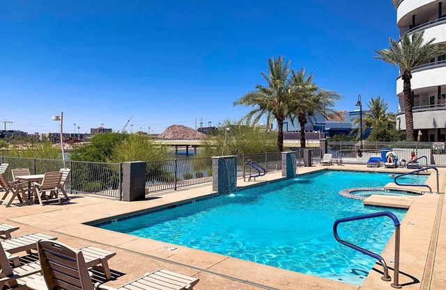 Luxury Charming 2-bedroom condo in Tempe Town Lake , pool, gym, car garage WiFi