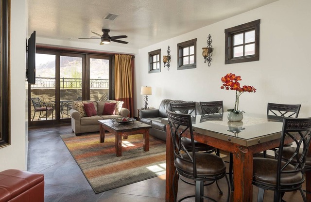 Luxury Condo in Downtown Moab | Private Hot Tub | Pet Friendly | Easy Parking