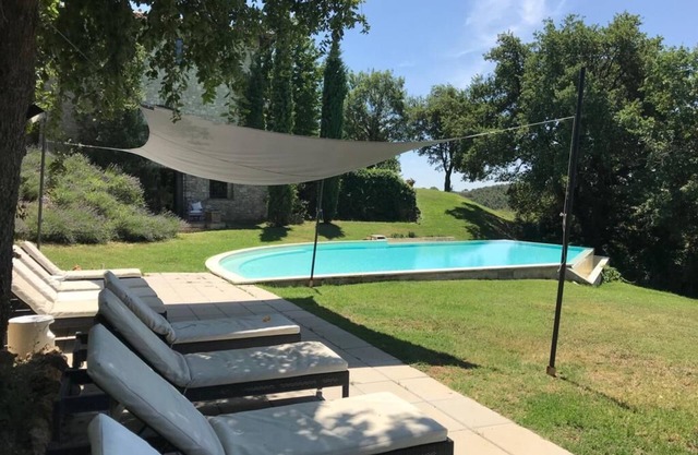 Luxury country house with infinity pool, sleeps up 10+1, A/C, restaurant nearby