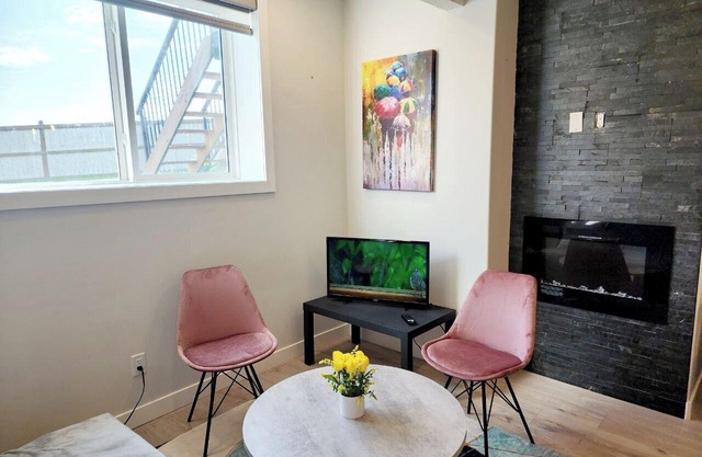 Luxury Cozy Basement Suite separate entrance and heater. WiFi. Netflix.
