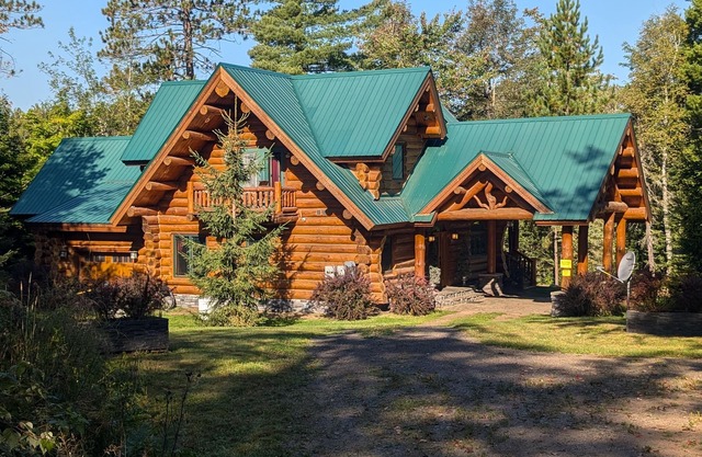 Luxury Custom Built Log Cabin with indoor pool and spa on Lake Michigamme