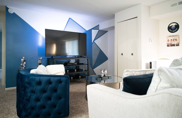 LUXURY DOWNTOWN APARTMENT