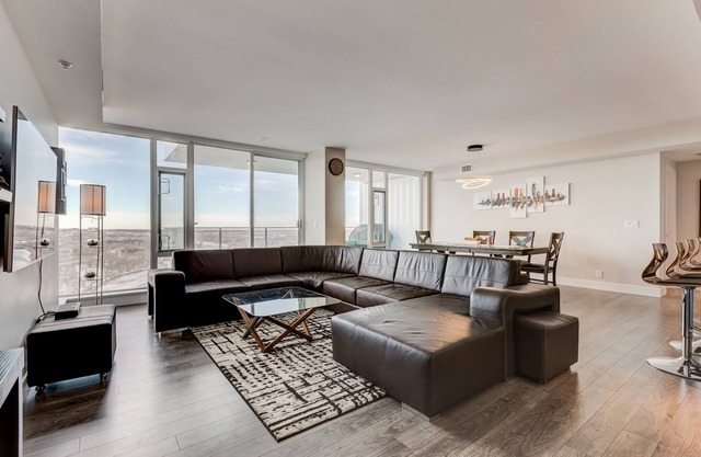 Luxury Downtown Sub-Penthouse Condo on Riverfront - Near Stampede (1320 sq ft)