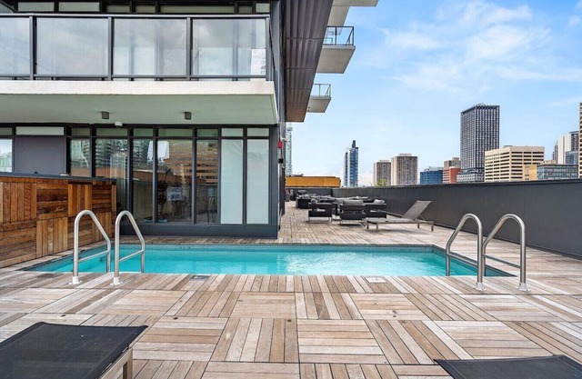 Luxury DT Gorgeous Sunset Suite with Free Parking