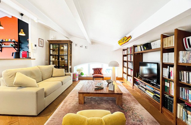 Luxury duplex in the heart of the Golden Triangle