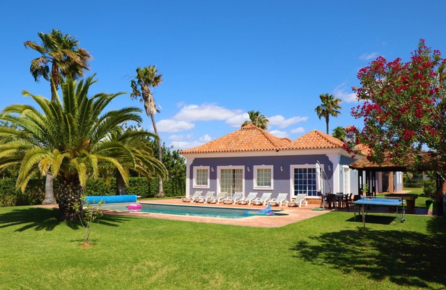 Luxury Family Villa with Private heated Pool, Tennis Court, Putting Green