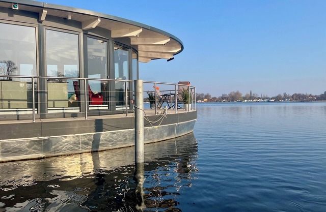 Luxury Floating Home Shanti 2 with fireplace & lakeside sauna