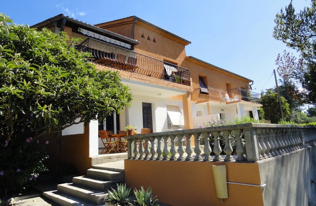 Luxury Family Cottage with heated pool. Between sea and mountain.