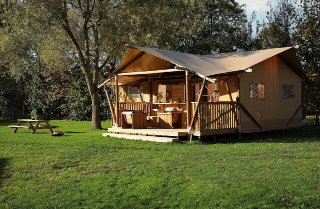 Luxury glamping with bathroom in the Horsterwold