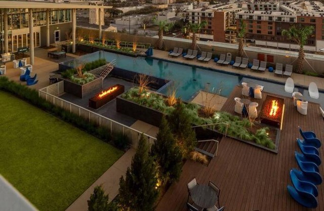 Luxury Highrise in Midtown - Skyline Views and Chic Decor
