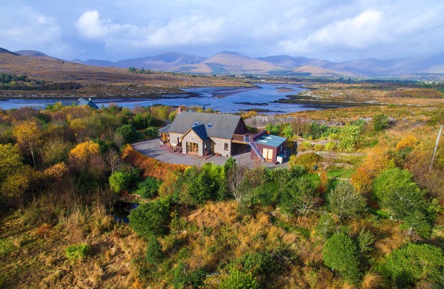 Luxury Home in exclusive Oysterbed with spectacular sea & mountain views. WiFi.
