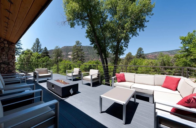 Luxury Home on 8 Acres - 9 Min. to DGO - Hot Tub/Fire Pit - Awesome Views -