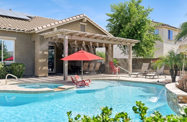Luxury Home pool/spa, putting green, pool table, misting system
