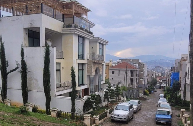 luxury home that provide the city view from its terrace