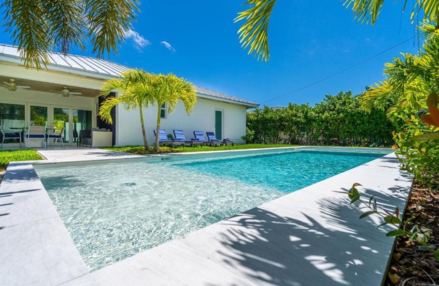 Luxury House 4 beds heated Pool w Jaccuzzi