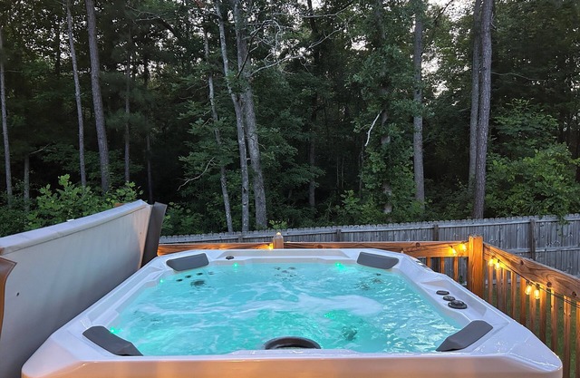 🏡Luxury House -Relaxing Hot Tub🏝️ Fire Pit 🔥-20 Min to FT Bragg!
