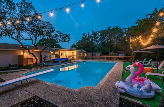 Luxury House with a Huge Pool & Game Room by Fiesta Texas & Seaworld