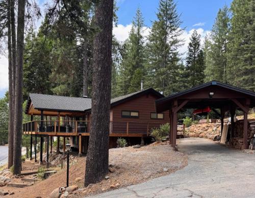Luxury Lake Almanor Cabin Covered Deck & Views