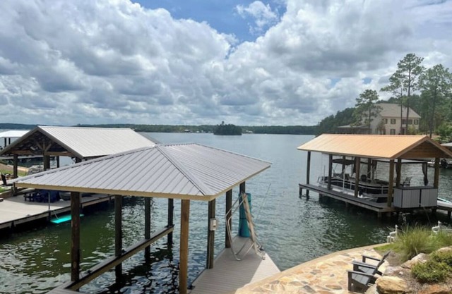 Luxury Lake Martin Lakehouse. Stunning views. Dock. Kayaks. Pool Table. Firepit.