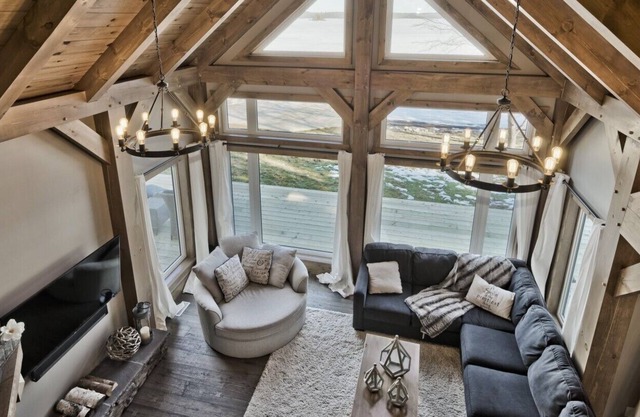 LUXURY LAKEFRONT COTTAGE