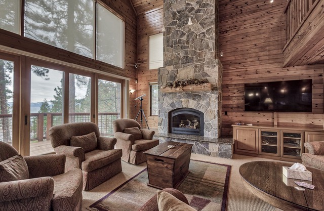 Luxury Lakeside Retreat + Hot Tub + Lake Views + Deck