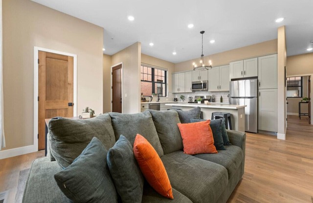 Luxury Living Modern Midtown Ensuite Baths & Patio