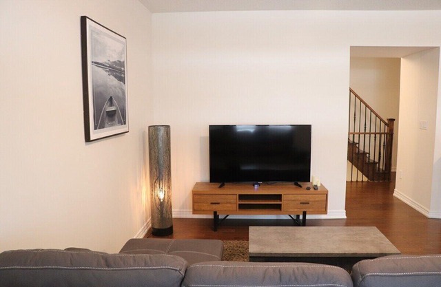 "Luxury Markham home: mins to Toronto, plazas nearby