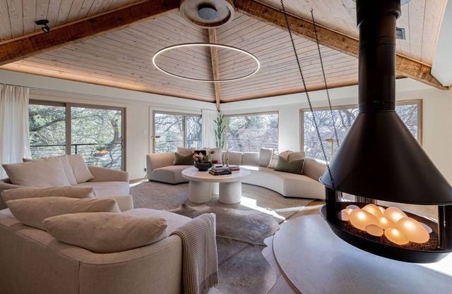 Luxury & Nature: High-End Design, Multi-Level Spaces & Views Near Zilker Park