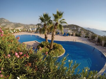 Luxury Penthouse Apartment - Spectacular Sea and Mountain Views - Large Pool