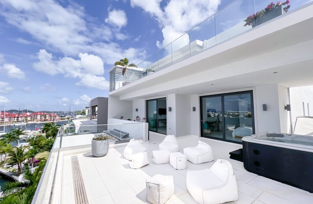 Luxury penthouse · Cole Bay · Lagoon view & pool