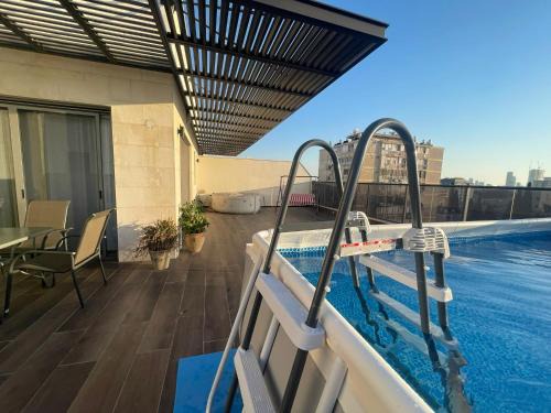 luxury penthouse with a jaccuzi, pool and parking, suka for Sukkot optional