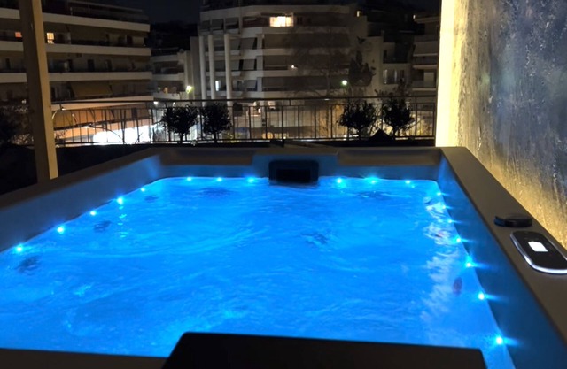 Luxury Penthouse with Hot tub in Athens center 1' from Metro station!
