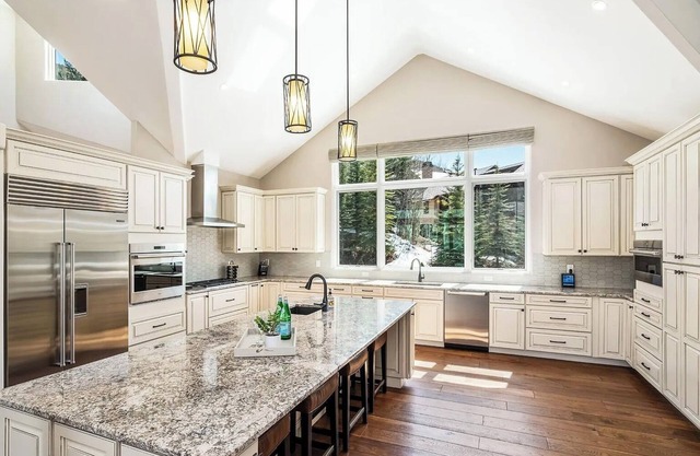 Luxury Platinum Vail Home, steps from Chair 20