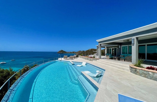 Luxury Pool Villa -260 Degree Dual Bay Views and Walking Distance to Beach Below