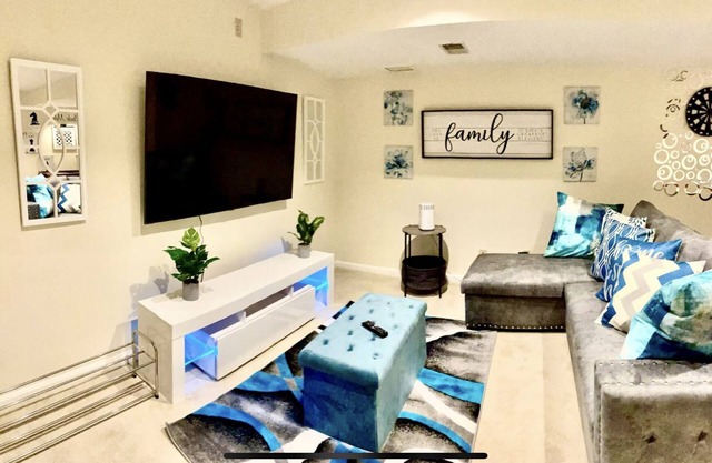 Luxury private basement “King & Queen” bedrooms, near Stadium,DC & Metro at MD
