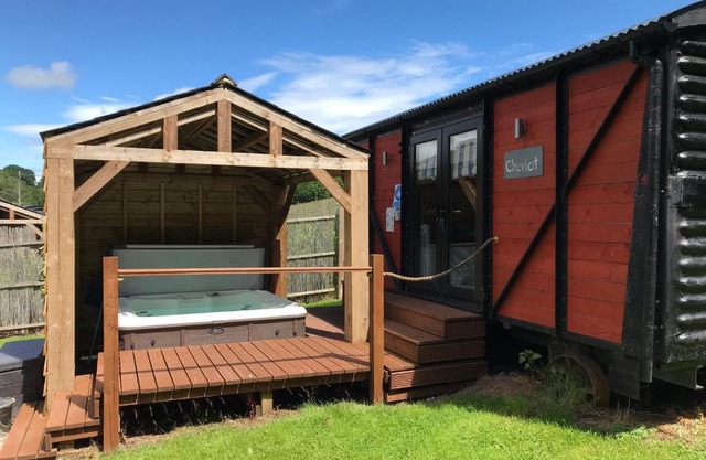 Luxury Railway carriage with own private hot tub
