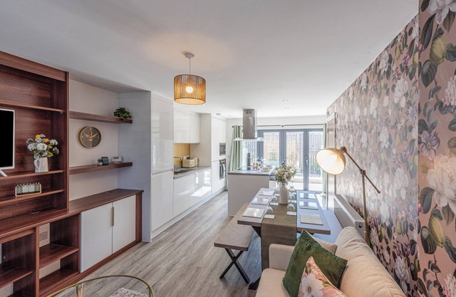 Luxury Retreat for 10 with Hot Tub and Spacious Garden